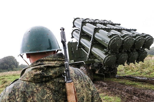 Đầu đạn của Kh-35 có trọng lượng 145 kg và là loại đầu đạn nổ mạnh, có khả năng tiêu diệt tốt các loại mục tiêu cỡ trung trên biển như khinh hạm, khu trục hạm cỡ nhỏ. Toàn bộ 16 tên lửa trong một đơn vị bảo vệ bờ biển có thể được bắn và dẫn bắn cùng lúc tới nhiều mục tiêu khác nhau, tăng cường khả năng đánh phủ đầu cực kỳ nguy hiểm cho Bal. Nguồn ảnh: Weaponsystem.