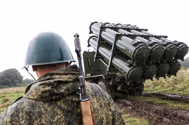 Đầu đạn của Kh-35 có trọng lượng 145 kg và là loại đầu đạn nổ mạnh, có khả năng tiêu diệt tốt các loại mục tiêu cỡ trung trên biển như khinh hạm, khu trục hạm cỡ nhỏ. Toàn bộ 16 tên lửa trong một đơn vị bảo vệ bờ biển có thể được bắn và dẫn bắn cùng lúc tới nhiều mục tiêu khác nhau, tăng cường khả năng đánh phủ đầu cực kỳ nguy hiểm cho Bal. Nguồn ảnh: Weaponsystem.