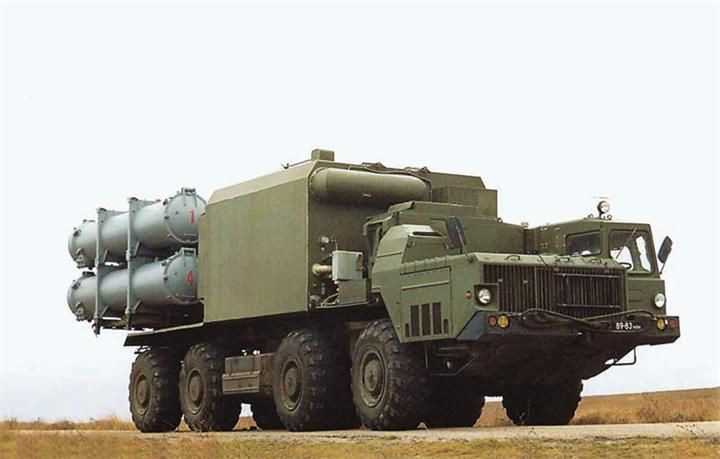 Tầm bắn tối đa của Kh-35 là 120 km, tốc độ tối đa của nó lên tới Mach 0,8. Tuy nhiên loại tên lửa này lại hoạt động dựa trên sự dẫn đường của radar bờ biển - có nghĩa là tầm bắn của nó sẽ ít nhiều phụ thuộc vào tầm bao phủ của hệ thống radar bờ biển. Nguồn ảnh: Weaponsystem.