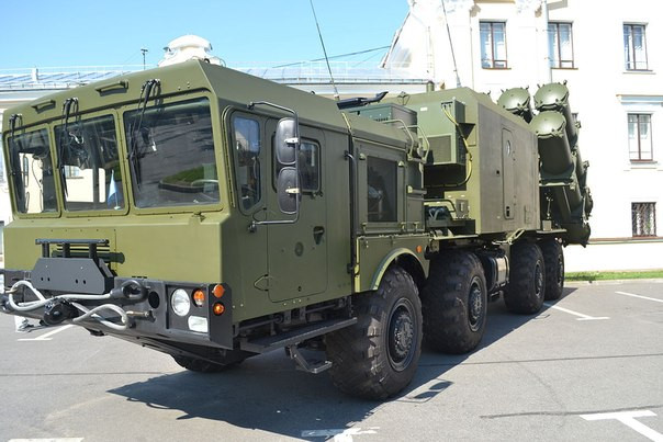 Tổ hợp tên lửa Bal sử dụng tên lửa chống hạm Kh-35 Uran (3M24), loại tên lửa này có tính năng gần tương đồng với tên lửa chống hạm RGM-84 Harpoon của Mỹ và MM-40 Exocet của Pháp. Tuy nhiên khi so sánh với 3K55 Bastion của Nga, 3K60 có phần kém hơn nhưng bù lại lại rẻ hơn nhiều. Nguồn ảnh: Weaponsystem.