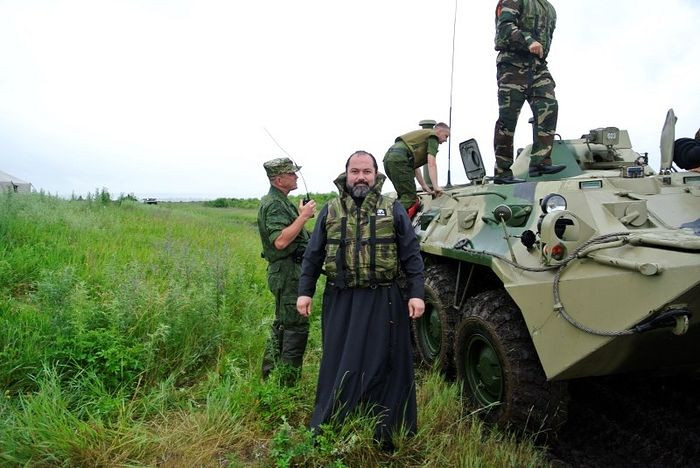 Cha tuyên uý trong quân đội Nga cũng như chức vụ cha tuyên uý trong quân đội nhiều quốc gia khác trên thế giới (nếu có) rất được binh lính và sĩ quan chỉ huy tôn trọng. Ảnh: Sina.