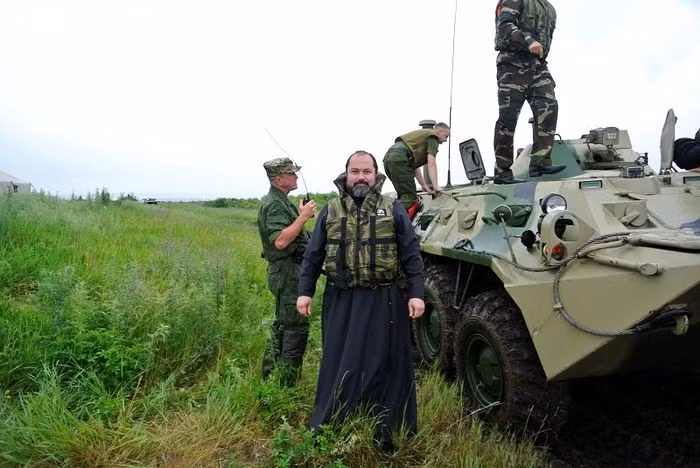 Cha tuyên uý trong quân đội Nga cũng như chức vụ cha tuyên uý trong quân đội nhiều quốc gia khác trên thế giới (nếu có) rất được binh lính và sĩ quan chỉ huy tôn trọng. Ảnh: Sina.