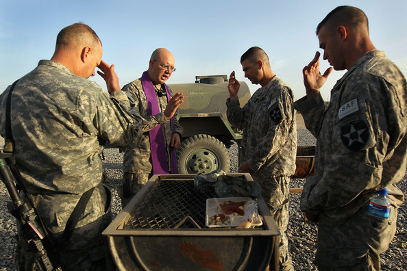 Quân đội Mỹ cũng có cha tuyên uý, đây là những người được đào tạo trong các trường ròng và sau đó được quân đội thu nạp, huấn luyện kỹ năng sinh tồn để đưa ra chiến trường làm nhiệm vụ cầu nguyện cho binh lính. Ảnh: Archive.