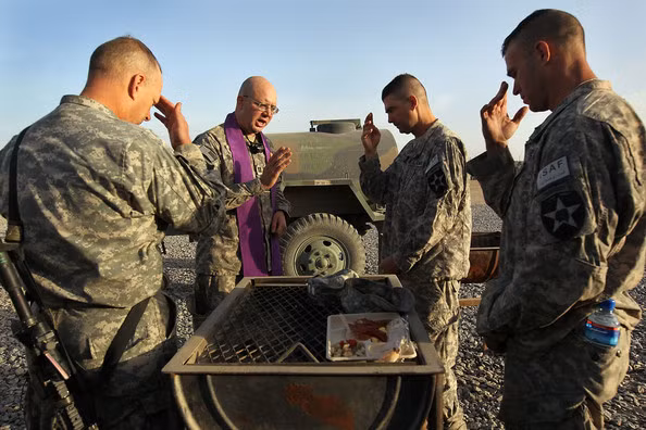 Quân đội Mỹ cũng có cha tuyên uý, đây là những người được đào tạo trong các trường ròng và sau đó được quân đội thu nạp, huấn luyện kỹ năng sinh tồn để đưa ra chiến trường làm nhiệm vụ cầu nguyện cho binh lính. Ảnh: Archive.
