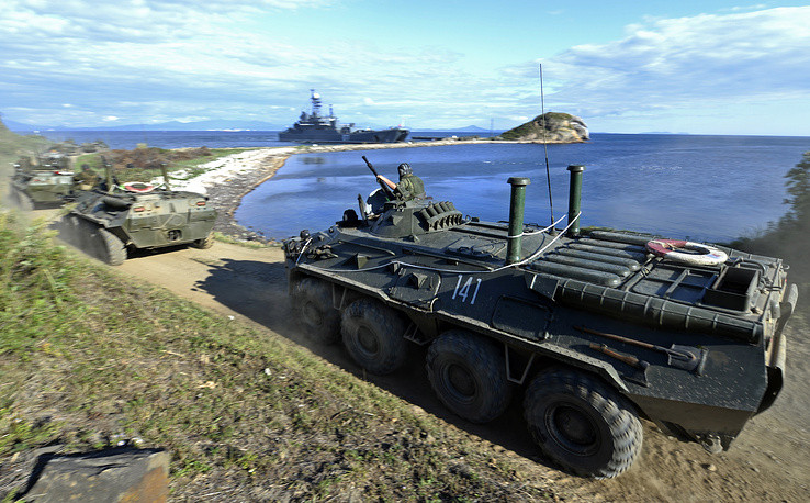 Các loại phương tiện thiết giáp bọc thép không những đưa được lực lượng bộ binh tiếp cận với bãi biển mà còn có thể vận chuyển lính vượt qua bãi biển một cách an toàn, đánh sâu vào trong đất liền. Nguồn ảnh: TASS.