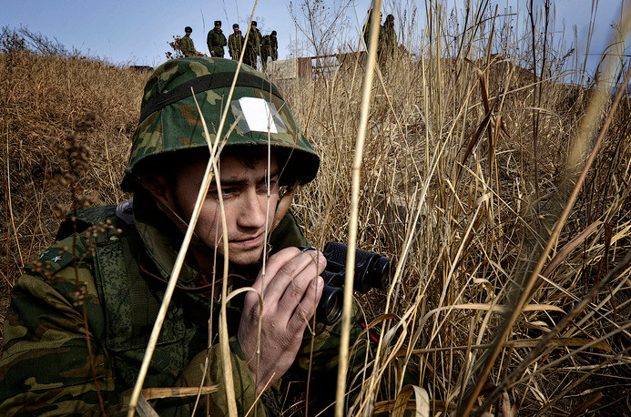 Thành viên của lực lượng Hải quân đánh bộ Nga làm công tác chỉ điểm cho pháo binh. Nguồn ảnh: TASS.