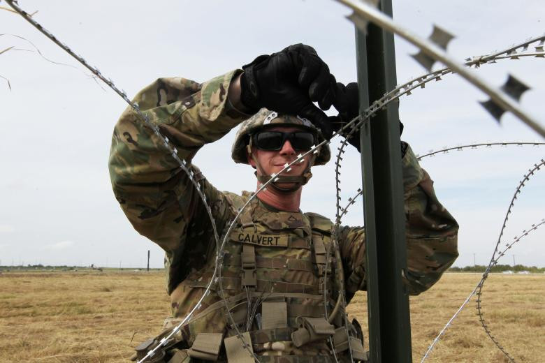 Cận cảnh loại hàng rào sắc và nguy hiểm gấp nhiều lần hàng rào dây thép gai. Nguồn ảnh: Reuters. Mời quý vị xem video: Hungary dựng hàng rào dọc biên giới với Slovenia. Nguồn video: VTC14