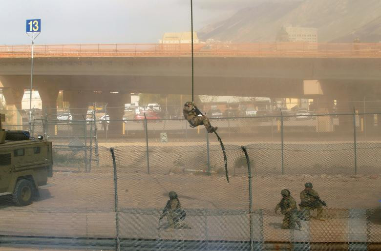 Binh sĩ Mỹ ở El Paso - một trong những khu vực có an ninh phức tạp nhất dọc tuyến biên giới Mỹ và Mexico. Nguồn ảnh: Reuters.