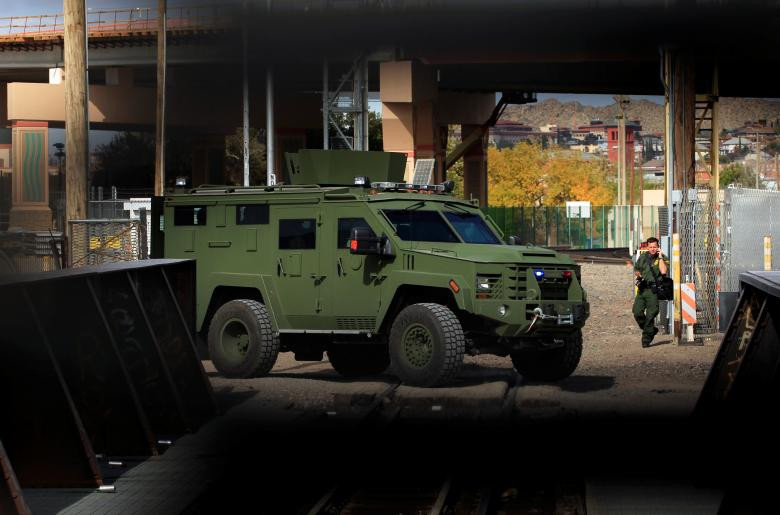 Xe bọc thép cũng đưuọc huy động tới khu vực này. Nguồn ảnh: Reuters.