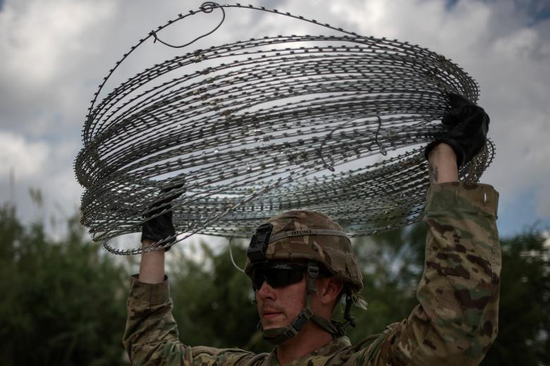 Hàng rào dao lam - một loại hàng rào sắc và nguy hiểm hơn nhiều so với hàng rào dây thép gai thông thường. Nguồn ảnh: Reuters.