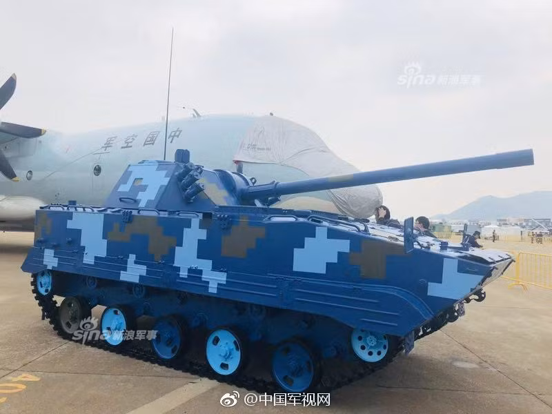 Cần phải nhấn mạnh rằng, trọng lượng chiến đấu tiêu chuẩn của ZBD-04 đã ở 20 tấn, trong khi đó mẫu ZBD-03 dành riêng cho đổ bộ đường không Trung Quốc hiện tại chỉ 9 tấn, còn BMD-4 của đổ bộ đường không Nga hiện tại chỉ cũng ở mức 13.6 tấn. Do đó mẫu xe thép bọc mới của Norinco chắc chắn phải dừng ở mức 14-15 tấn mới có thể triển khai từ trên không. Nguồn ảnh: Sina.