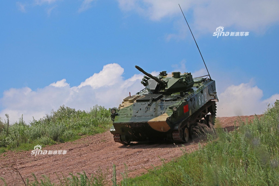 Tốc độ tối đa của phương tiện chiến đấu bộ binh này lên tới 68 km/h khi di chuyển trên đường bằng phẳng. Khi di chuyển ở dưới nước, tốc độ tối đa mà ZBD-03 có thể đạt được là 6 km/h. Nguồn ảnh: Sina.