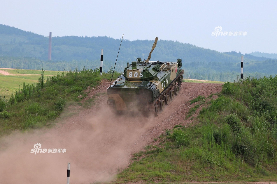 Kiểu thiêt kế này cho phép ZBD-03 có thể di chuyển qua những địa hình cực kỳ phức tạp và để phù hợp với việc được thả từ trên máy bay vận tải xuống dưới mặt đất. Nguồn ảnh: Sina.