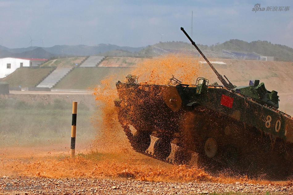 Vũ khí chính của loại thiết giáp này bao gồm 1 khẩu pháo 30mm cùng với một khẩu súng máy đồng trục cỡ nòng 7,62mm và kèm theo đó là một tên lửa chống tăng loại HJ-73C. Nguồn ảnh: Sina.