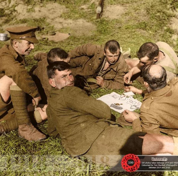 Một phút giải lao của lính Anh trên chiến trường. Ảnh: Warhistory.