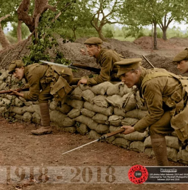 Lính Anh vượt triến hào tấn công vào vị trí của quân Đức. Ảnh: Warhistory.