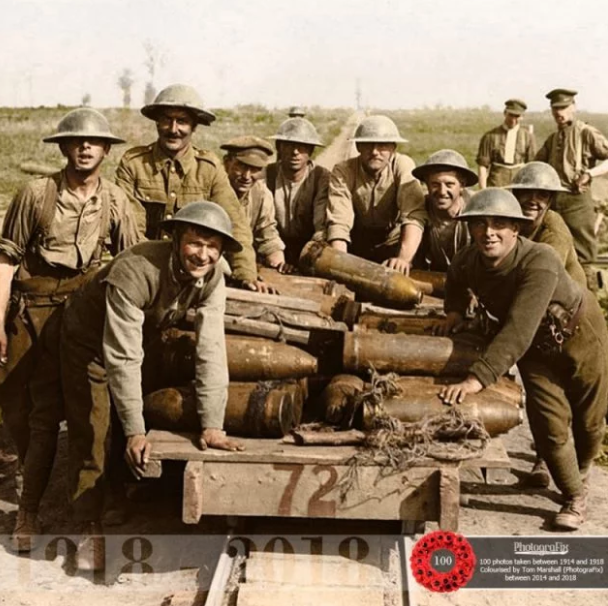 Pháo binh Hoàng gia đưa đạn pháo tới mặt trận với hệ thông đường ray cỡ nhỏ. Ảnh: Warhistory.