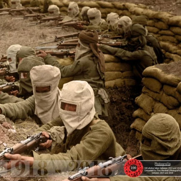 Mặt nạ phòng độc khiến binh lính khó có thể tác chiến được như bình thường. Ảnh: Warhistory.