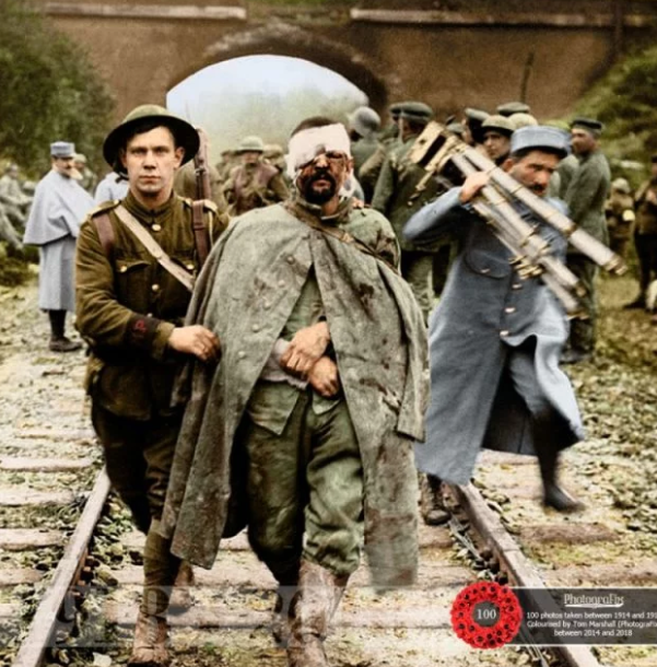 Binh lính Đức bị thương được quân y Anh cứu chưa sau khi anh ta đầu hàng. Ảnh: Warhistory.