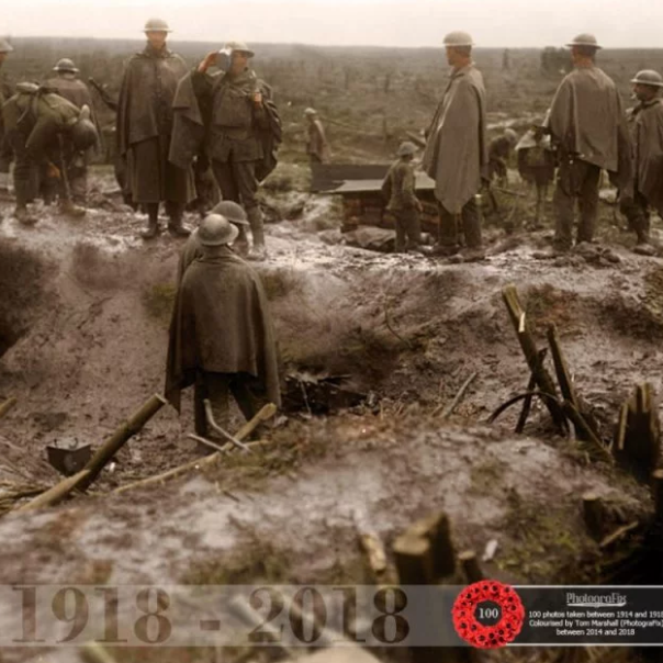 Trong những đợt mùa mưa kéo dài, chiến hào ngập nước đã vắt kiệt sức chiến đấu của mọi người lính gan dạ nhất. Ảnh: Warhistory.