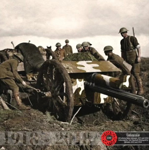 Pháo binh hoàng gia Anh kéo pháo vợt qua bùn lầy tiến vào trận địa. Ảnh: Warhistory.