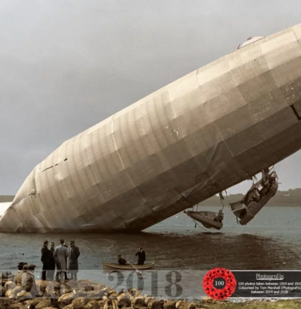 Một phần còn lại của khinh khí cầu Zepline của Đức sau khi nó bị quân đội Hoàng gia Anh bắn hạ. Ảnh: Warhistory.