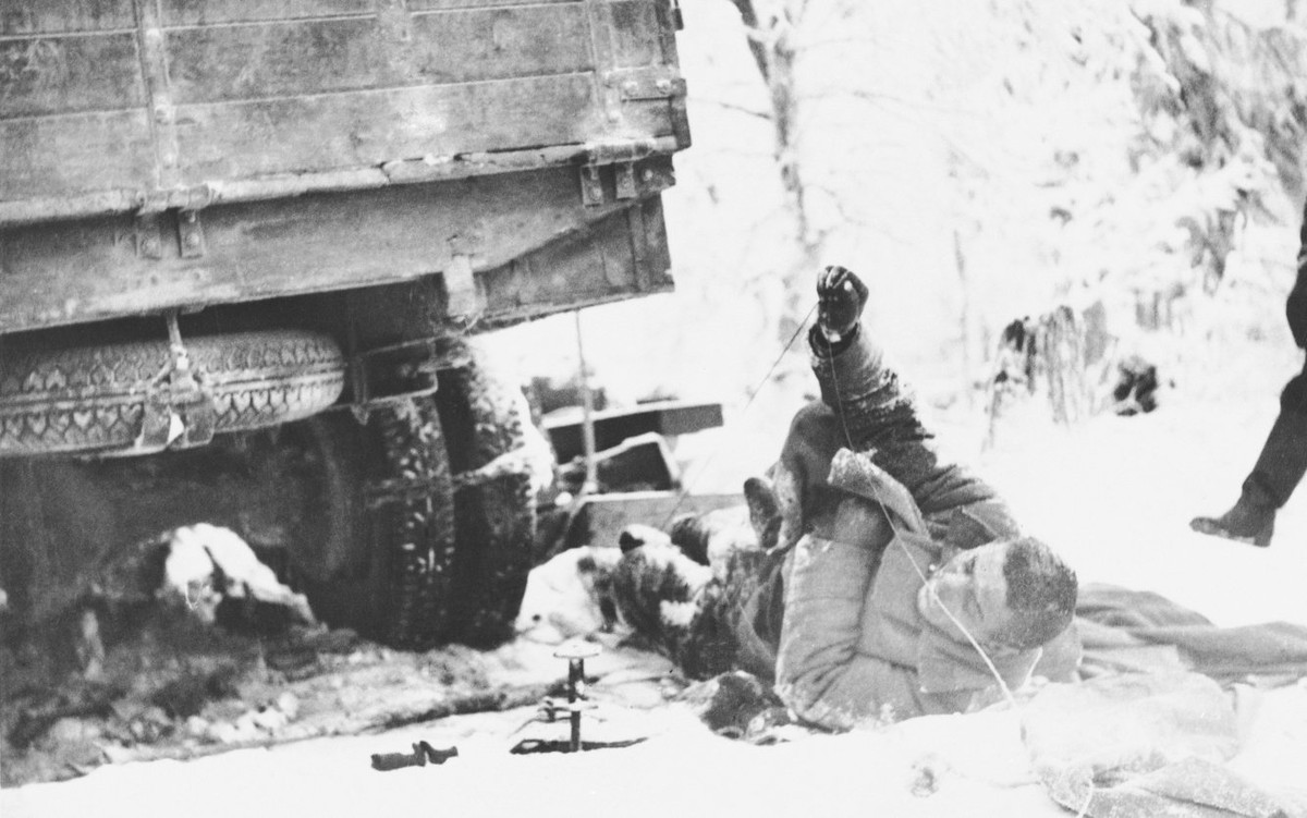 Hình ảnh khốc liệt mô tả cái lạnh -30 độ ở Phần Lan mùa đông năm 1940 khi một người lính thông tin Liên Xô đang cố kéo dây điện thoại thì chết cóng, cái lạnh đóng băng của Phần Lan khiến người lính Hồng quân này giữ nguyên tư thế trước khi chết của mình. Nguồn ảnh: Associated Press