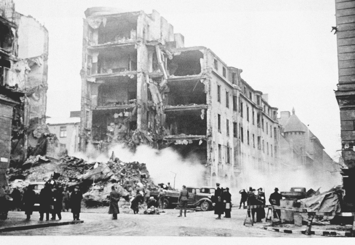 Thủ đô của Phần Lan là Helsinki cách tiền tuyến chỉ khoảng 160 km có thể nghe rõ những tiếng pháo kích dồn dập của Liên Xô từ biên giới. Nơi này cũng là địa điểm bị Hồng quân đánh bom, gây thiệt hại nặng. Nguồn ảnh: Associated Press