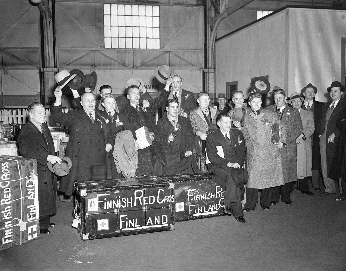 Đoàn chữ thập đỏ của Phần Lan lên đường ra tiền tuyến và tới các thành phố sát biên giới để thị sát và tổ chức các hoạt động cứu hộ, viện trợ nhân đạo. Nguồn ảnh: Associated Press