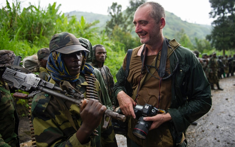 Trên chiến trường, phóng viên sẽ phải đối mặt với rất nhiều nguy cơ. Một trong những điều nguy hiểm nhất đó là nếu sử dụng ống kính có tiêu cự lớn với ống kính dài - anh sẽ bị tưởng nhầm là đang cầm... súng chống tăng. Đây là lý do ngày nay, rất ít phóng viên chiến trường dám sử dụng đồ nghề chuyên dụng kích thước khủng vì sợ bị hiểu nhầm.