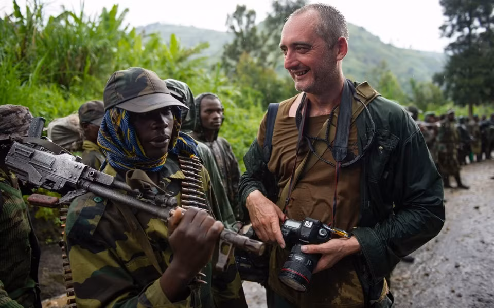 Trên chiến trường, phóng viên sẽ phải đối mặt với rất nhiều nguy cơ. Một trong những điều nguy hiểm nhất đó là nếu sử dụng ống kính có tiêu cự lớn với ống kính dài - anh sẽ bị tưởng nhầm là đang cầm... súng chống tăng. Đây là lý do ngày nay, rất ít phóng viên chiến trường dám sử dụng đồ nghề chuyên dụng kích thước khủng vì sợ bị hiểu nhầm.