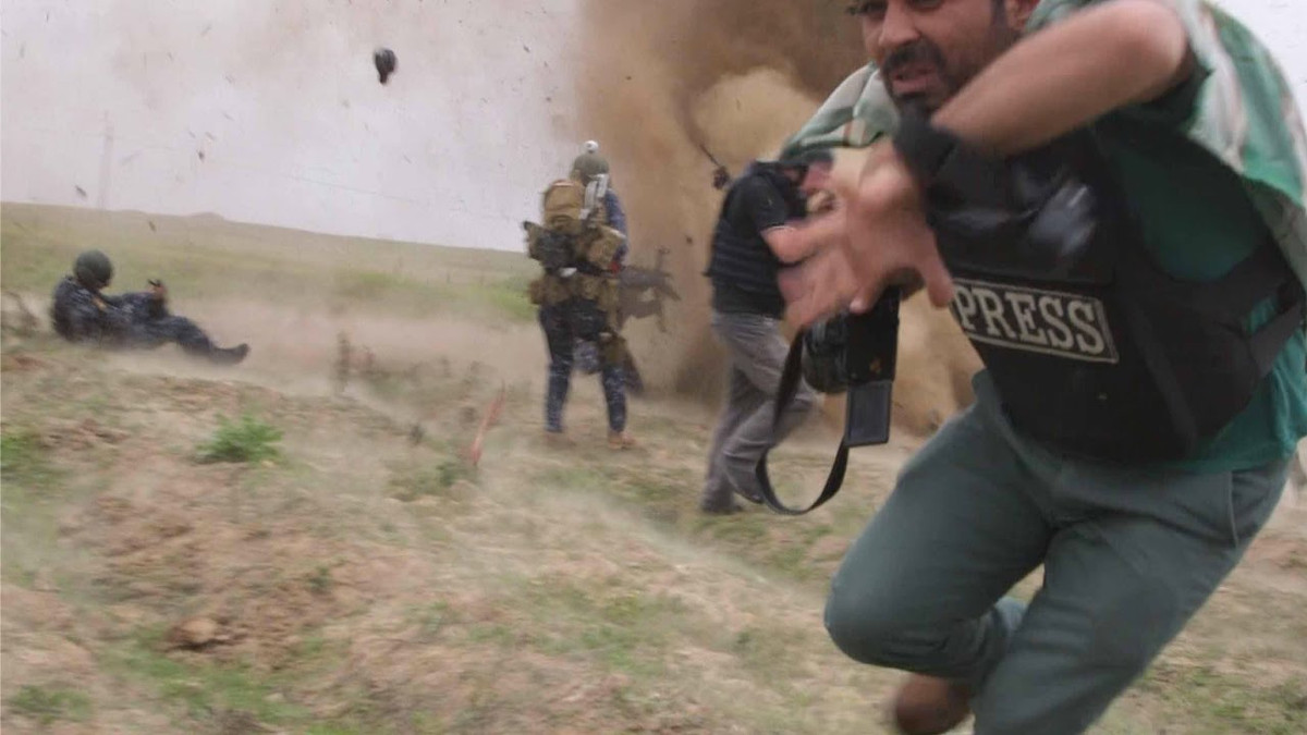 Trong quá khứ, Không quân Mỹ từng tấn công một nhóm phóng viên người Mỹ đang tác nghiệp tại Afghanistan chỉ vì tưởng lầm rằng họ đang cầm súng chống tăng khi quan sát từ trực thăng vũ trang. Đây là bài học xương máu cho mọi phóng viên chiến trường sau này.