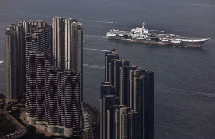 Hiện tại Hải quân Trung Quốc đang có trong tay hai tàu sân bay trong đó chiếc đầu tiên là tàu sân bay Liêu Ninh - vốn là một tàu tuần dương - tàu sân bay hạng nặng được Liên Xô đóng mới và Trung Quốc mua lại được từ cuối thập niên 90. Nguồn ảnh: BI.