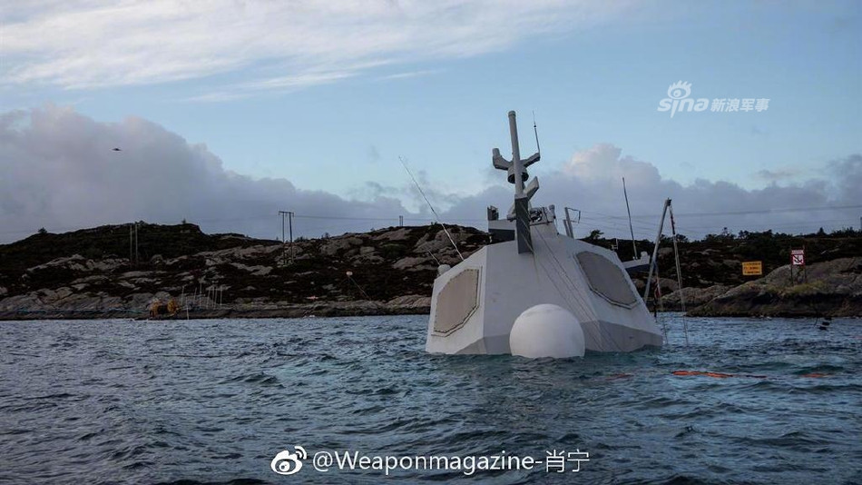 KNM Helge Ingstad không những đang tiếp tục trượt sâu xuống vực biển nằm ngay cạnh bãi đá mà nó còn bị "tấn công" bởi thủy triều ở khu vực vịnh Hjeltefjord khiến mọi nỗ lực trục vớt con tàu này của Hải quân Na Uy đều trở nên vô ích. Nguồn ảnh: Sina.