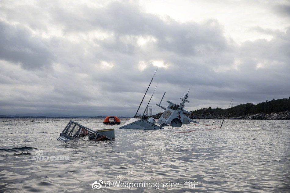Với một khu trục hạm hiện đại như KNM Helge Ingstad, việc bị ngâm nước biển hàng tuần trời đủ để khiến toàn bộ hệ thống thiết bị điện tử được trang bị trên tàu hư hỏng hoàn toàn, nguy cơ tốn tới hàng trăm triệu USD thiệt hại hoặc thậm chí phải bỏ tàu vì phí sửa chữa là quá lớn. Nguồn ảnh: Sina.