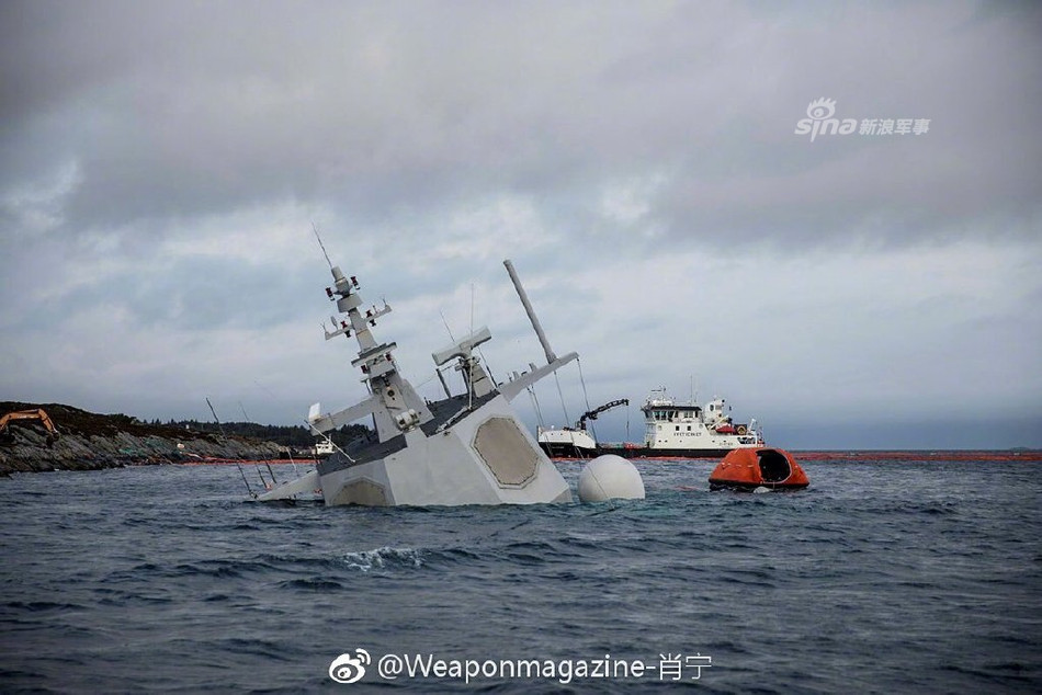 Sau vụ va chạm với một tàu chở dầu Sola ST vào sáng ngày 8/11, chiến hạm Aegis - KNM Helge Ingstad (F131) của Hải quân Na Uy đã gần hư chìm hoàn toàn dưới biển và chỉ còn một phần của hệ thống radar 3D AN / SPY-1 của tàu nổi trên mặt nước trước sự bất lực của lực lượng cứu hộ. Nguồn ảnh: Sina.