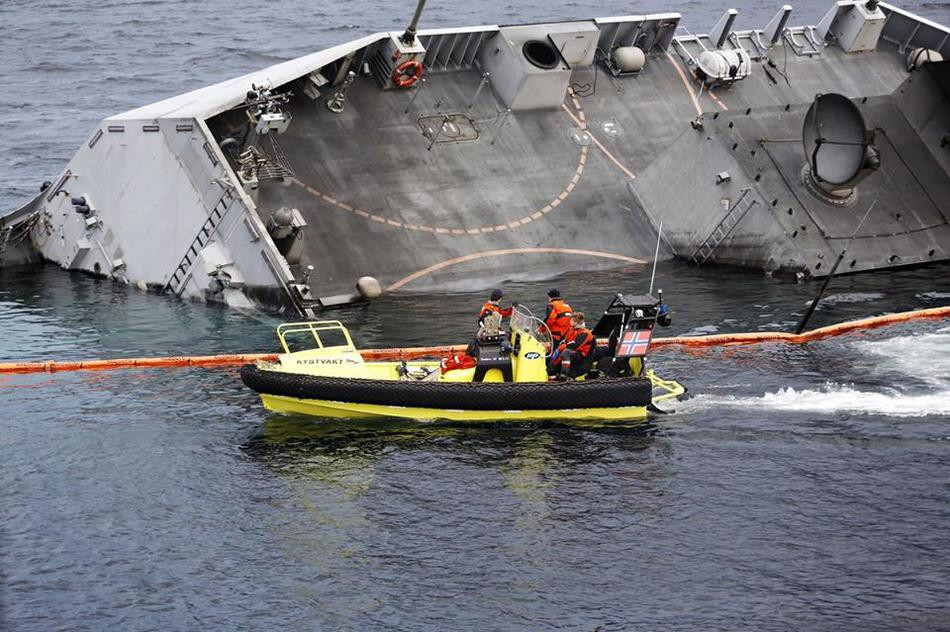 Kể cả trong trường hợp Hải quân Na Uy quyết định xoá đăng bạ tàu KNM Helge Ingstad thì việc trục vớt nó cũng là điều bắt buộc do đây là khu trục hạm chứa khá nhiều công nghệ hiện đại, mang tính bí mật và sẽ rất phiền phức nếu những công nghệ này rơi vào tay của quốc gia khác. Nguồn ảnh: Sina.