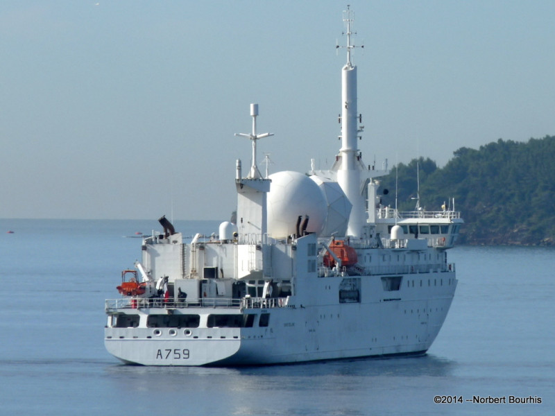 Các thông số kỹ thuật chi tiết của tàu do thám Dupuy de Lome vẫn còn rất mù mờ. Nhiều chuyên gia khẳng định tàu này được thiết kế với nhiều thiết bị đặc biệt trong đó có cả hệ thống thu thập tín hiệu vô tuyến và hệ thống cảnh báo phát xạ/radar. Nguồn ảnh: Bouths.