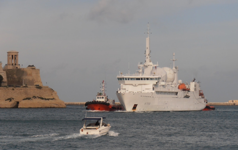 Nhiều báo cáo chỉ ra rằng tàu thám sát của Pháp thậm chí còn có khả năng truy cập và đọc trộm email cũng như có khả năng nghe lén tín hiệu điện thoại di động trong khu vực nó hoạt động. Nguồn ảnh: Lef.