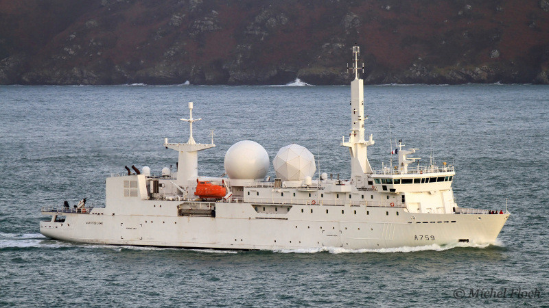 Theo các nguồn tin của truyền thông phương Tây, tàu do thám Dupuy de Lome được hạ thuỷ từ năm 2004, có độ giãn nước tối đa 3600 tấn, dài 115 mét và được thiết kế theo yêu cầu của Tổng cục Tình báo Quân sự Pháp. Nguồn ảnh: Floor.