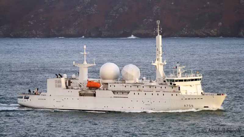 Theo các nguồn tin của truyền thông phương Tây, tàu do thám Dupuy de Lome được hạ thuỷ từ năm 2004, có độ giãn nước tối đa 3600 tấn, dài 115 mét và được thiết kế theo yêu cầu của Tổng cục Tình báo Quân sự Pháp. Nguồn ảnh: Floor.