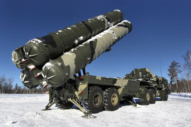 S-400 là tổ hợp tên lửa phòng không hiện đại bậc nhất thế giới hiện nay. Đây là tổ hợp tên lửa phòng không được cải tiến hiện đại vượt trội hơn so với phiên bản S-300PM trước đó. Nguồn ảnh: TASS.
