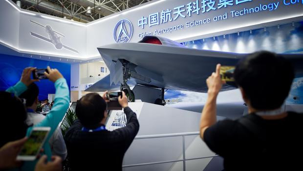 Thực tế, kiểu dáng bên ngoài của CH-7 có nhiều điểm tương đồng với máy bay tàng hình ném bom B-2 Spirit của Mỹ pha lẫn với máy bay không người lái tàng hình X47B. Nguồn ảnh: BI.