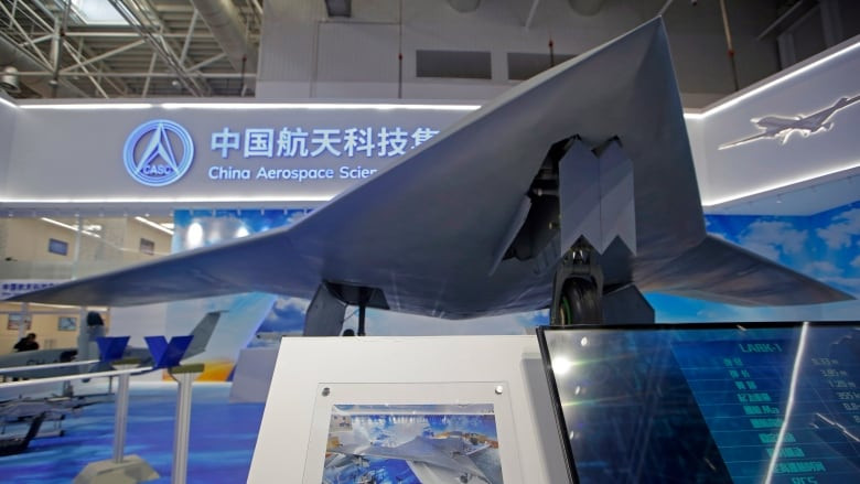 Đầu tiên phải kể đến máy bay không người lái CH-7 - Cầu Vồng 7 lần đầu tiên được ra mắt tại triển lãm Chu Hải năm nay. Đây là loại máy bay không người lái tàng hình, có tốc độ cao, hoạt động được ở độ cao lớn và thời gian hoạt động rất dài. Nguồn ảnh: BI.