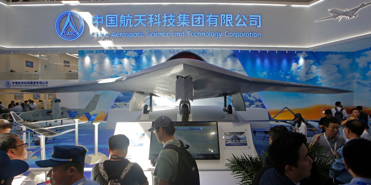 Có sải cánh 22 mét và dài 10 mét, máy bay không người lái CH-7 của Trung Quốc có vẻ bên ngoài rất tương đồng với X47B của Mỹ. Trọng lượng cất cánh tối đa của CH-7 lên tới 13 tấn và nó có thể bay với tốc độ tối đa lên tới 919 km/h ở độ cao 13.000 mét. Nguồn ảnh: BI.