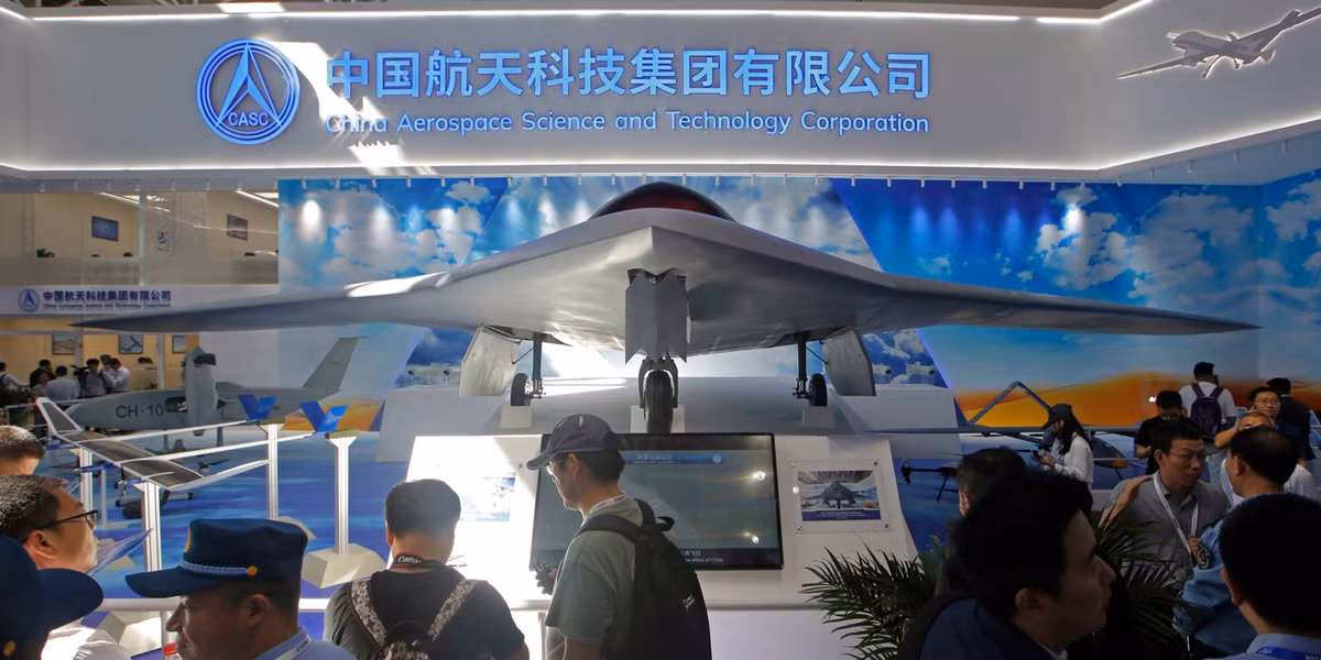 Có sải cánh 22 mét và dài 10 mét, máy bay không người lái CH-7 của Trung Quốc có vẻ bên ngoài rất tương đồng với X47B của Mỹ. Trọng lượng cất cánh tối đa của CH-7 lên tới 13 tấn và nó có thể bay với tốc độ tối đa lên tới 919 km/h ở độ cao 13.000 mét. Nguồn ảnh: BI.