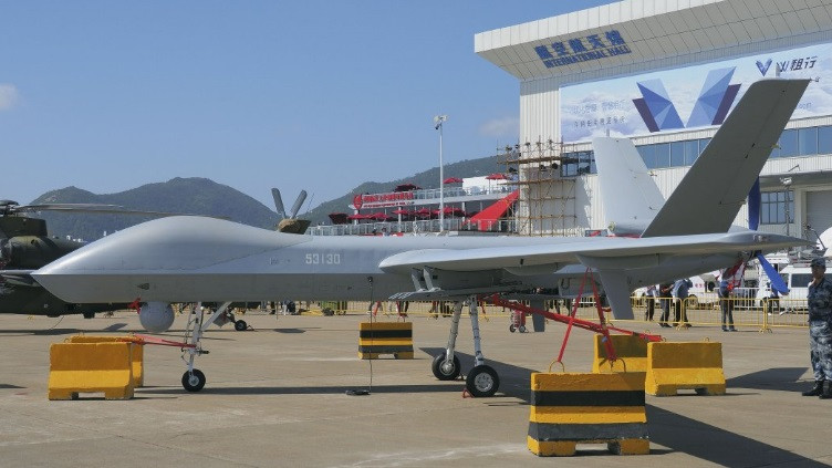 Khác với CH-7, Wing Loong II được thiết kế để nhắm tới thị trường xuất khẩu. Không quân Trung Quốc cũng có sử dụng loại máy bay này trong biên chế của mình với tên gọi GJ-2. Tháng trước Pakistan cũng đã đặt bút mua 48 máy bay không người lái loại này từ Bắc Kinh. Nguồn ảnh: BI.