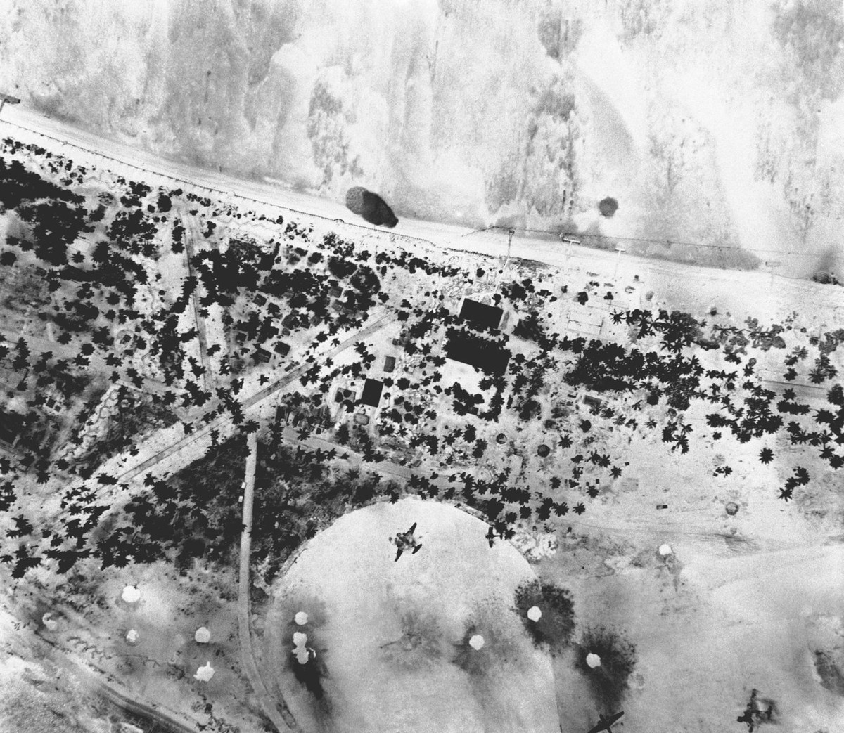 Bắt đầu từ tháng 8/1943, Không quân Hải quân Mỹ đã bắt đầu ném bom rải thảm xuống đảo Tarawa, mục tiêu quan trọng nhất là sân bay trên đảo đã bị vô hiệu hoá ngay từ hồi tháng 9. Nguồn ảnh: BI.