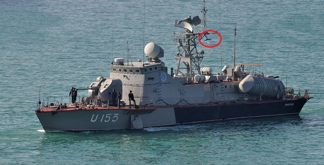 Vũ khí trên tàu cũng chỉ bao gồm hai ống phóng tên lửa P-15 Termit chống hạm cùng với một khẩu hải pháo 76mm và một khẩu pháo cao tốc AK-630. Hệ thống tên lửa P-15 Termit về sau đã được hải quân Nga thay thế bằng 8 ống phóng SS-N-25. Tuy nhiên phiên bản do Ukraine sử dụng vẫn tiếp tục sử dụng tên lửa P-15 Permit ra đời từ năm 60 của thế kỷ trước. Nguồn ảnh: Thearchive.