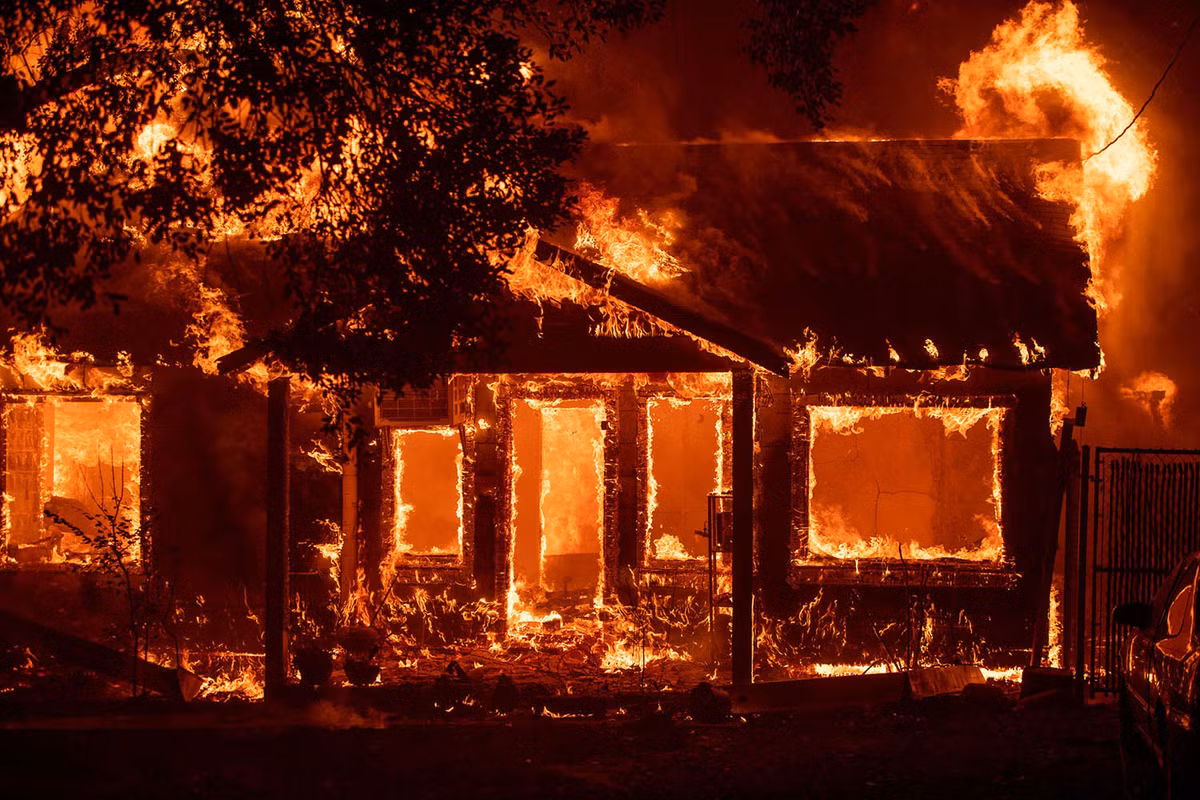 Chỉ trong vòng 24 tiếng ngắn ngủi, đám cháy rừng đã nuốt chửng một khu vực rộng 20.000 mẫu, khiến hàng chục nghìn người phải sơ tán khỏi nhà cửa của mình. Trận cháy rừng ở California được ghi lại. Nguồn ảnh: TA.